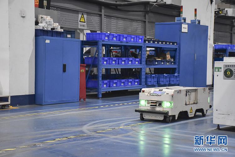 在智能仓库,无人运输车来回穿梭,大幅减少了物料搬运的人工作业.